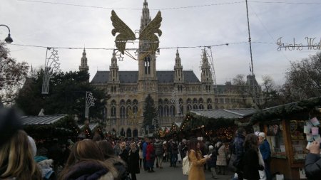 Christkindlmarkt před budovou radnice