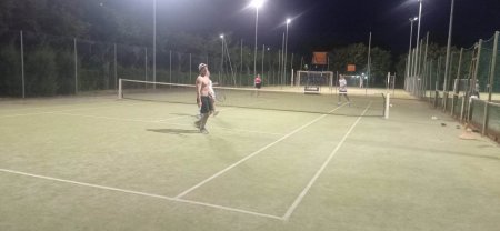 večerní sport na osvětlených kurtech