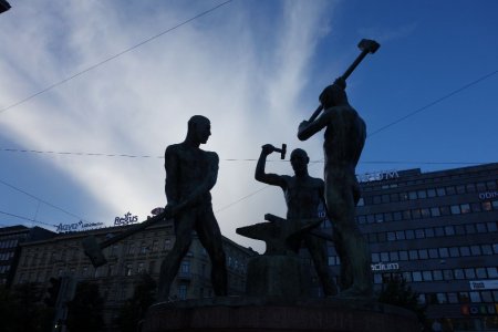 společné máme s Finskem například i politické vlivy v historii státu, o čemž svědčí  i toto sousoší