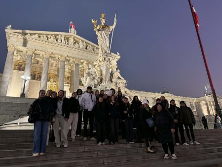 Jedna ze skupinek před budovou parlamentu
