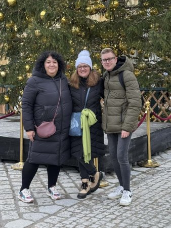 Učitelské trio před vánočním stromem u Schönbrunnu