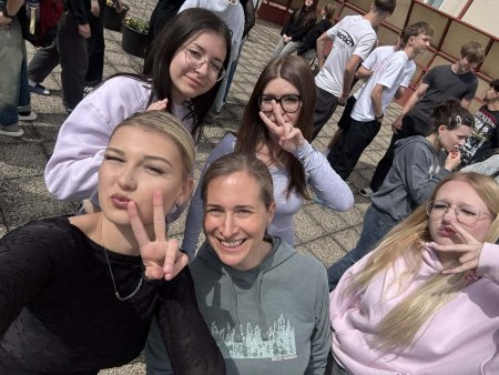 Pančelko, pojďte se s náma vyfotit...a udělejte ňákej fejs...