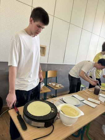 Marek využívá znalostí z fyziky i při přípravě palačinek
