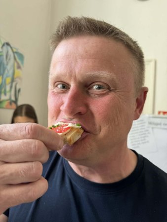 šmakovalo nám