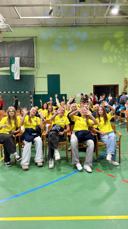 Čekání na finální vyhlášení v hale školy