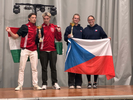 Ina a Sára přebírají medaile za naše plavkyně