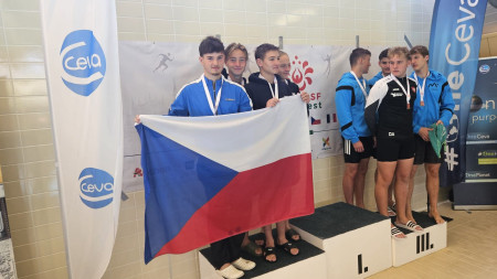 stříbrná štafeta plavců