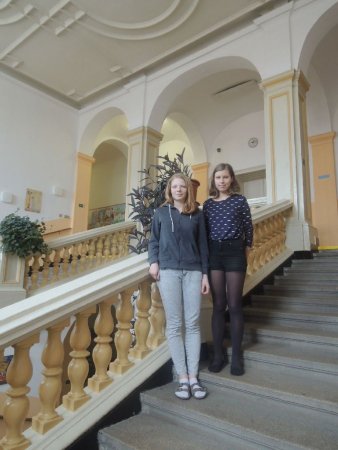 Klára s Dominikou a v pozadí krásný interiér naší školy