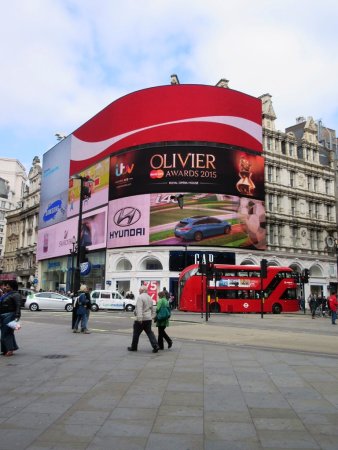 slavné světelné reklamy na náměstí Piccadilly