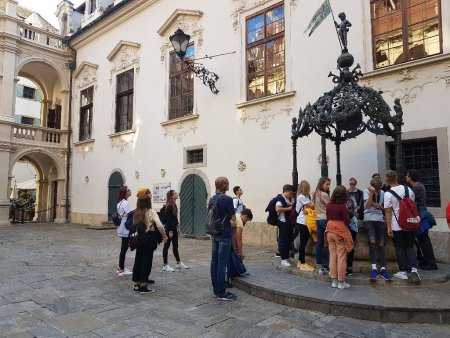 Studna v Landhausu - studenti hledají čtyřlístek